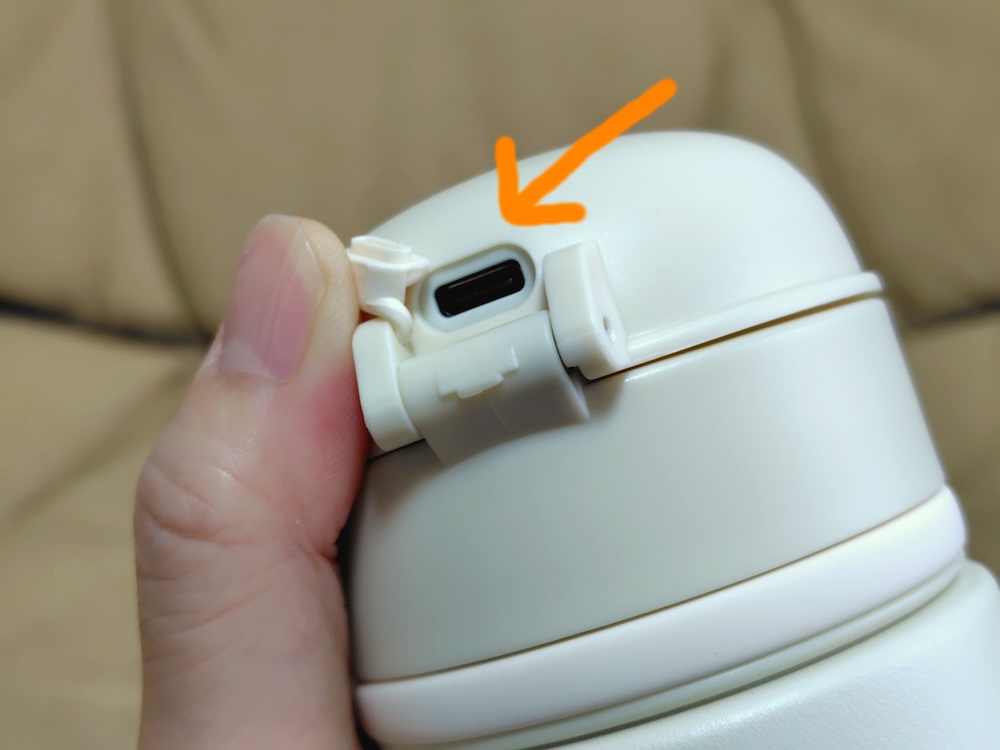 キャップユニット背面の充電口