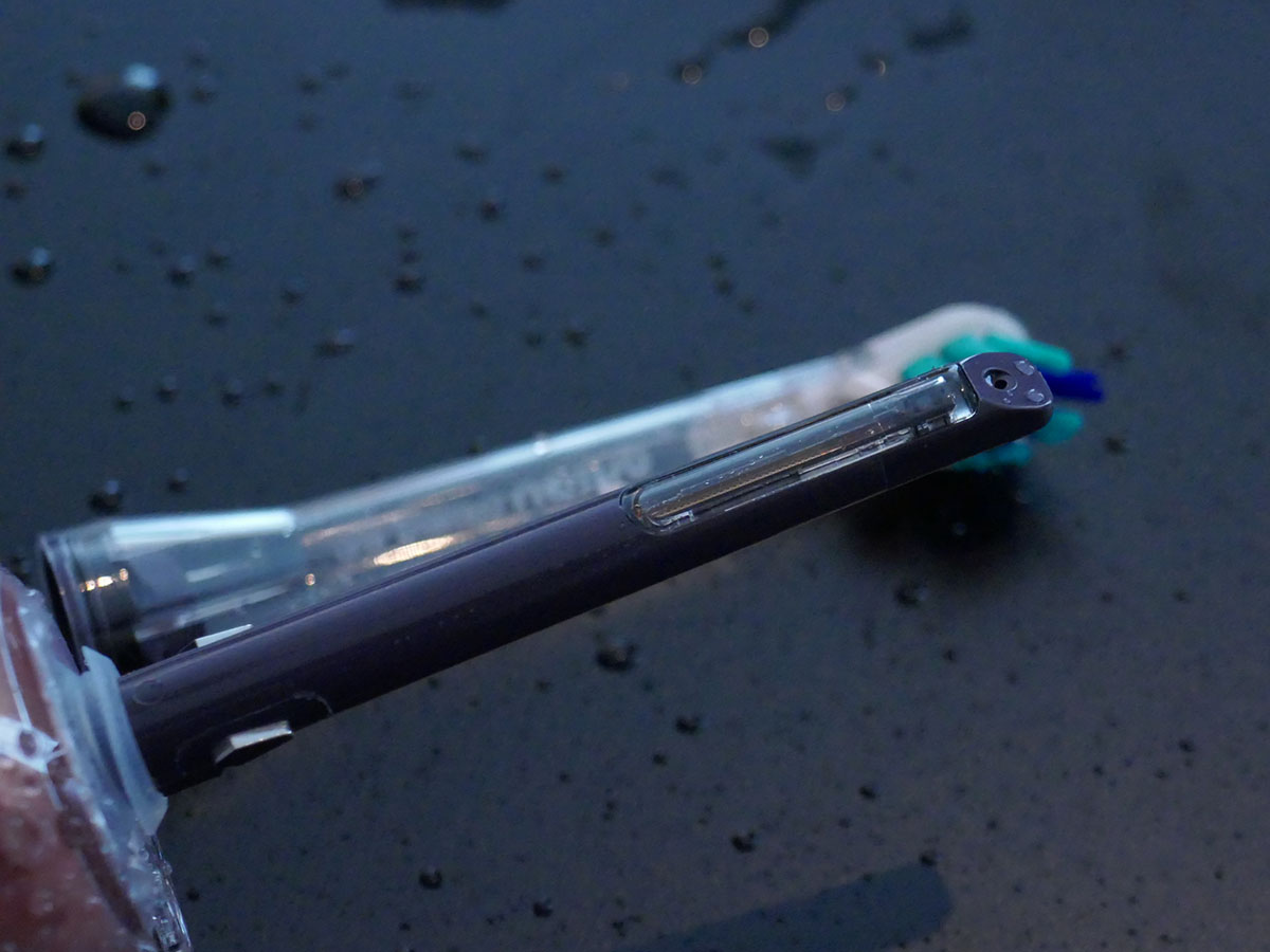 先端の穴が噴射口、その下がカメラ