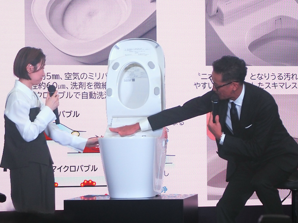 掃除のしやすさを熱弁するゲストの松岡昌宏さん