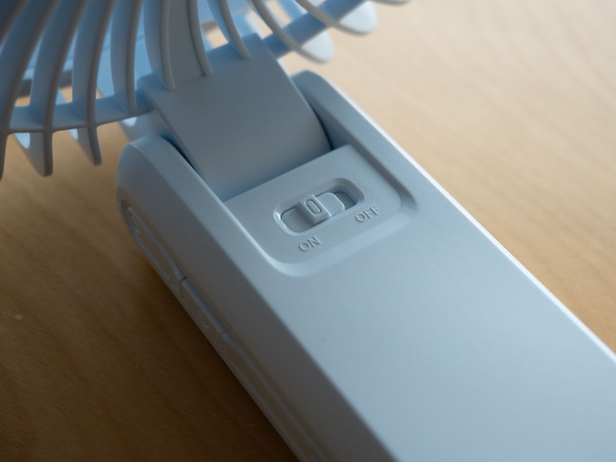 持ち手部分の背面に大元の電源オンオフ。側面には電源・風量調整ボタン