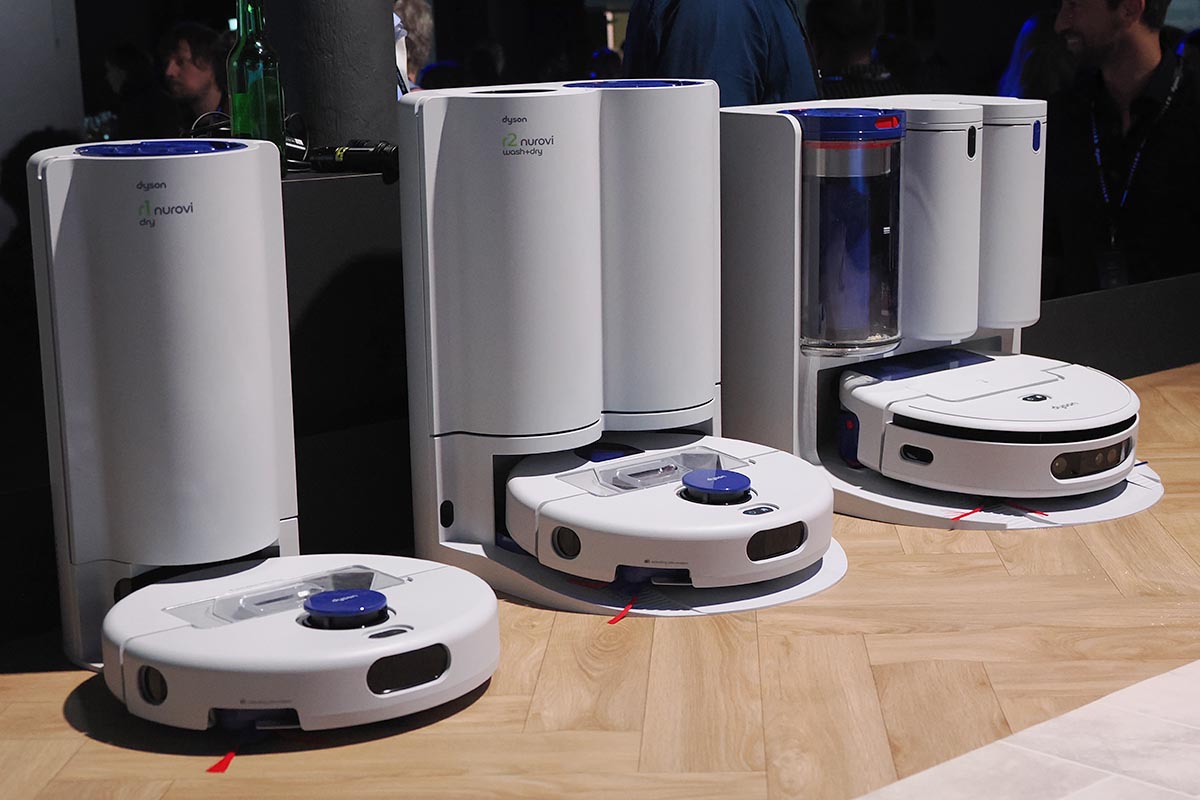 ロボット掃除機。右から最上位のDyson R3 Nurovi Spot+Scrub UV、吸引と水拭きのDyson R2 Nurovi Wash+Dry、吸引のみのDyson R1 Nurovi Dry