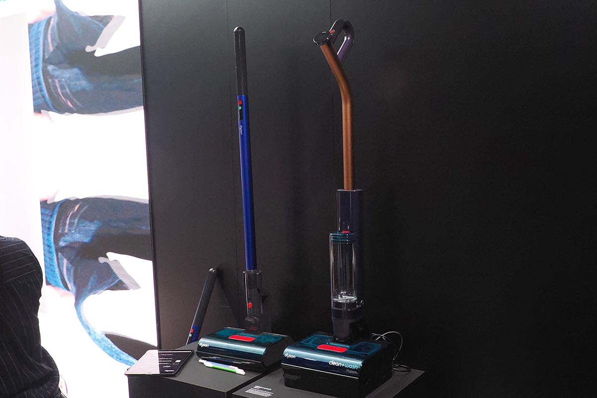 水拭きスティックのW1 PencilWash(左)