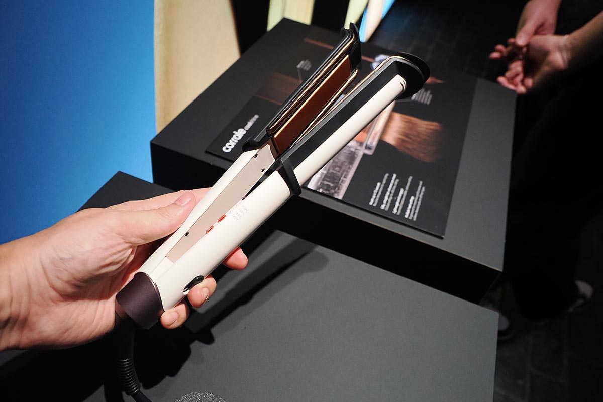 ヘアアイロンのDyson Corrale CoolShine Straightener