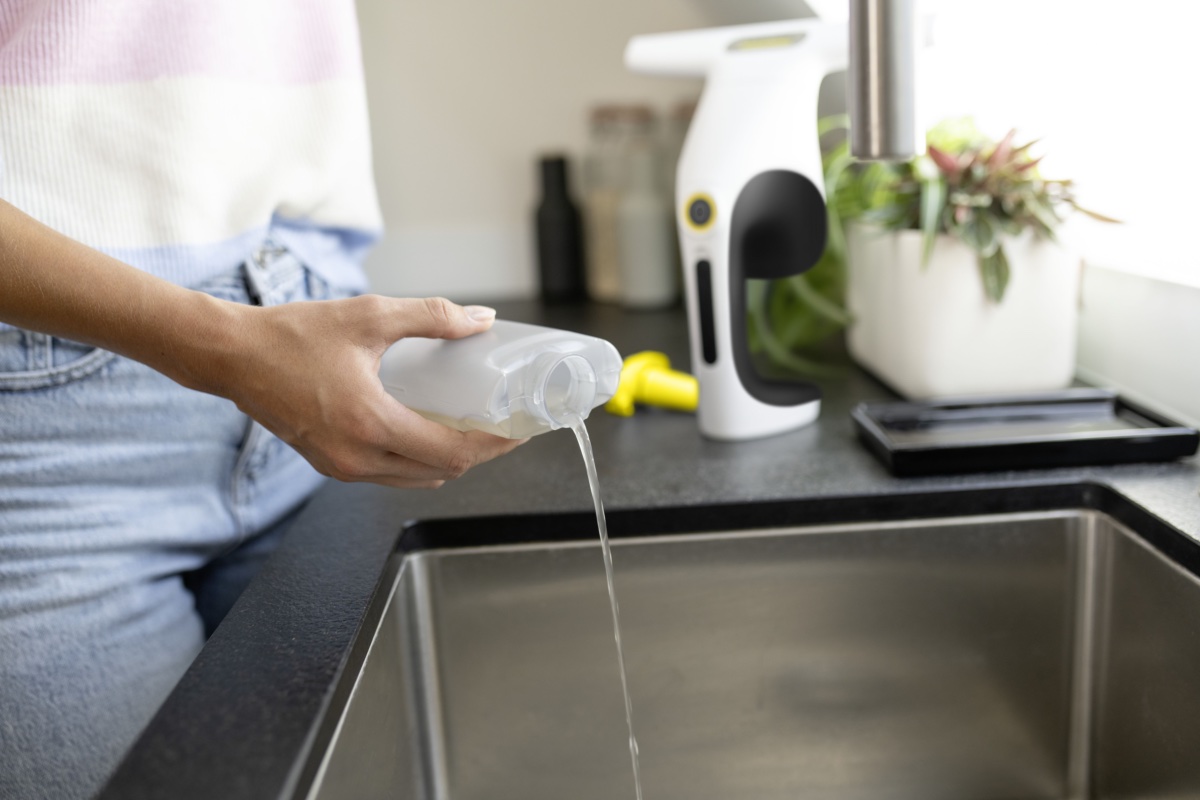 ワイパーヘッドも汚水タンクも取り外し可能。簡単に手入れできる