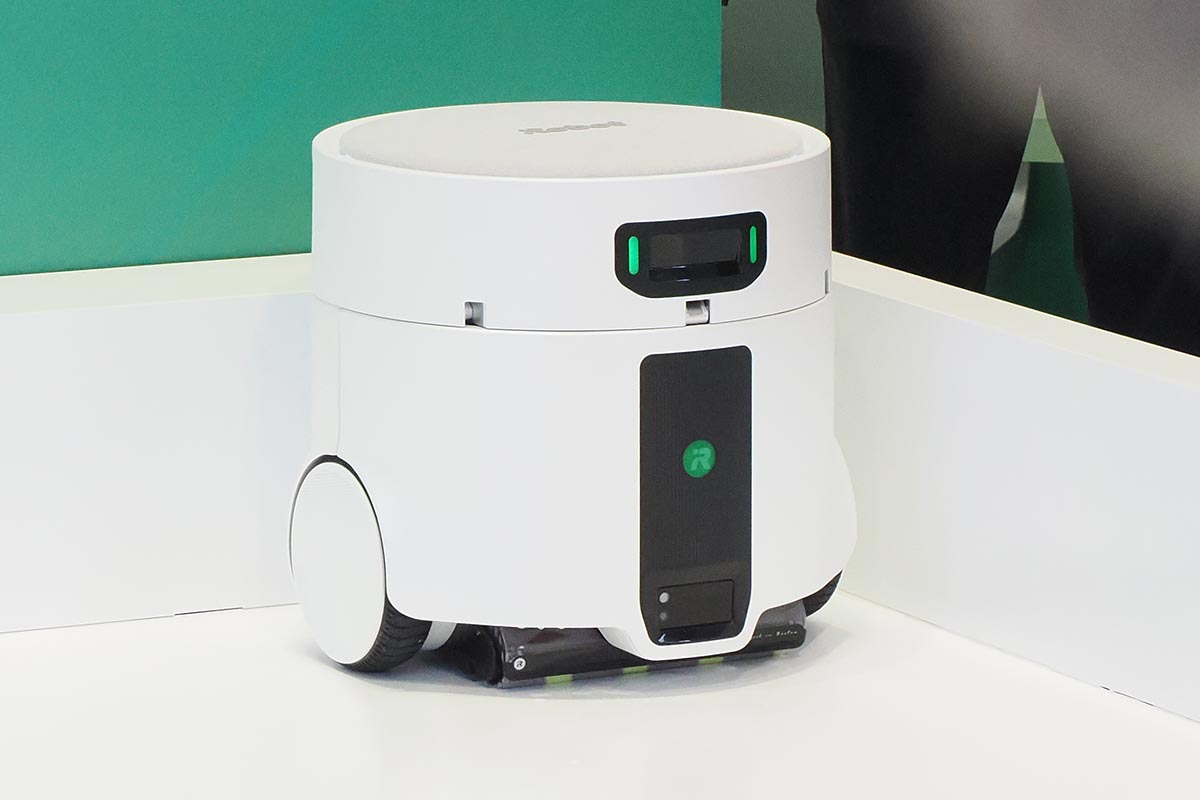 前から見ると、やや縦長の円筒形ロボット掃除機といった外観。2つのライトが目のようでかわいい