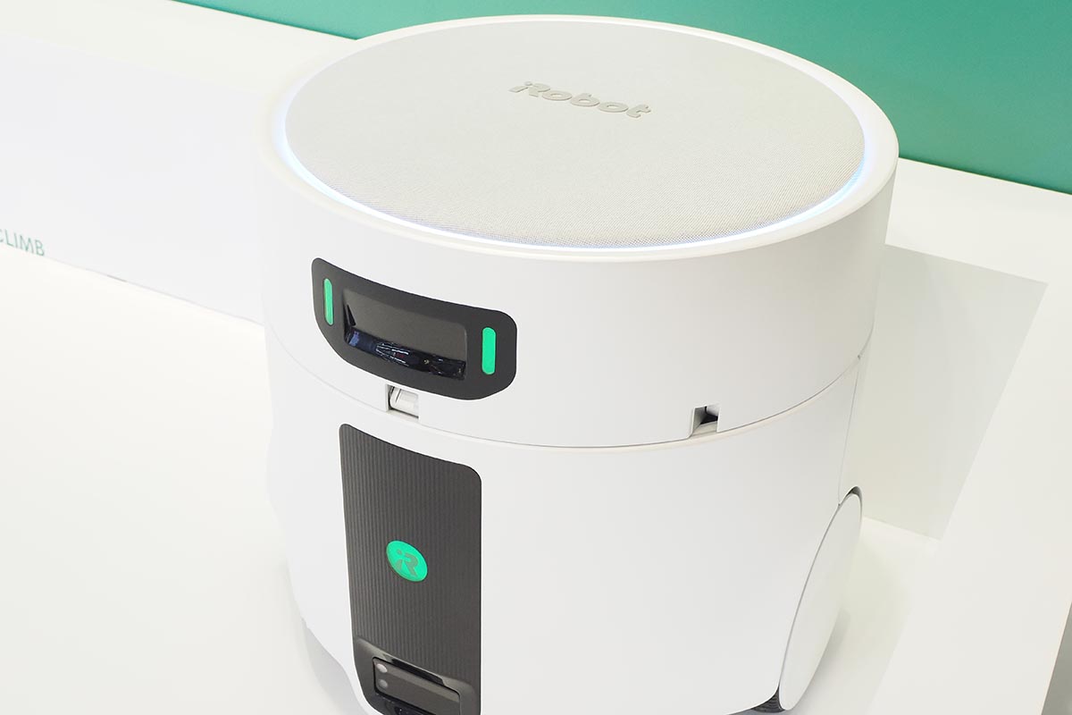 メインロボットはカーペットなどをパワフルに掃除する役割を持ち、掃除後のゴミ収集も担う