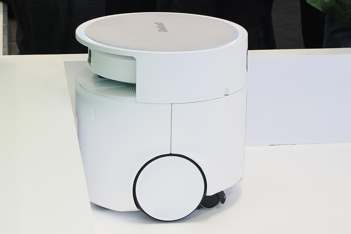 横から見ると、上部にコンパニオンロボットが収納されているのが分かる