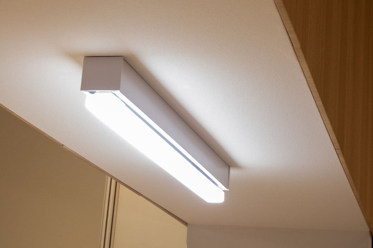 LED流し元灯(両側配光)のイメージ。ランプと器具の一体感あるデザインで、ランプの端までしっかり光る
