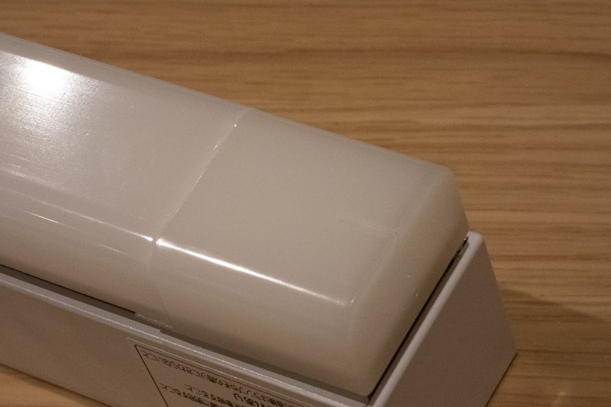 ランプ反対側には目印のスリットが入っている。取り外し方法も記載されているが、寿命が長いLEDランプは交換回数も少ないため、直感的に交換できるシンプルなしくみ