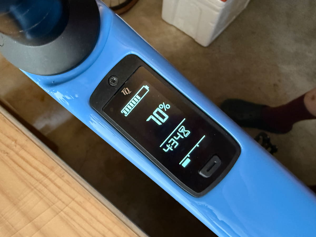 ほぼ平坦(途中のアンダーパスに小さなアップダウンあり)のサイクリングロードを約52km走った後のバッテリー残量は70%でした。これなら100km走行でも大丈夫……そう?