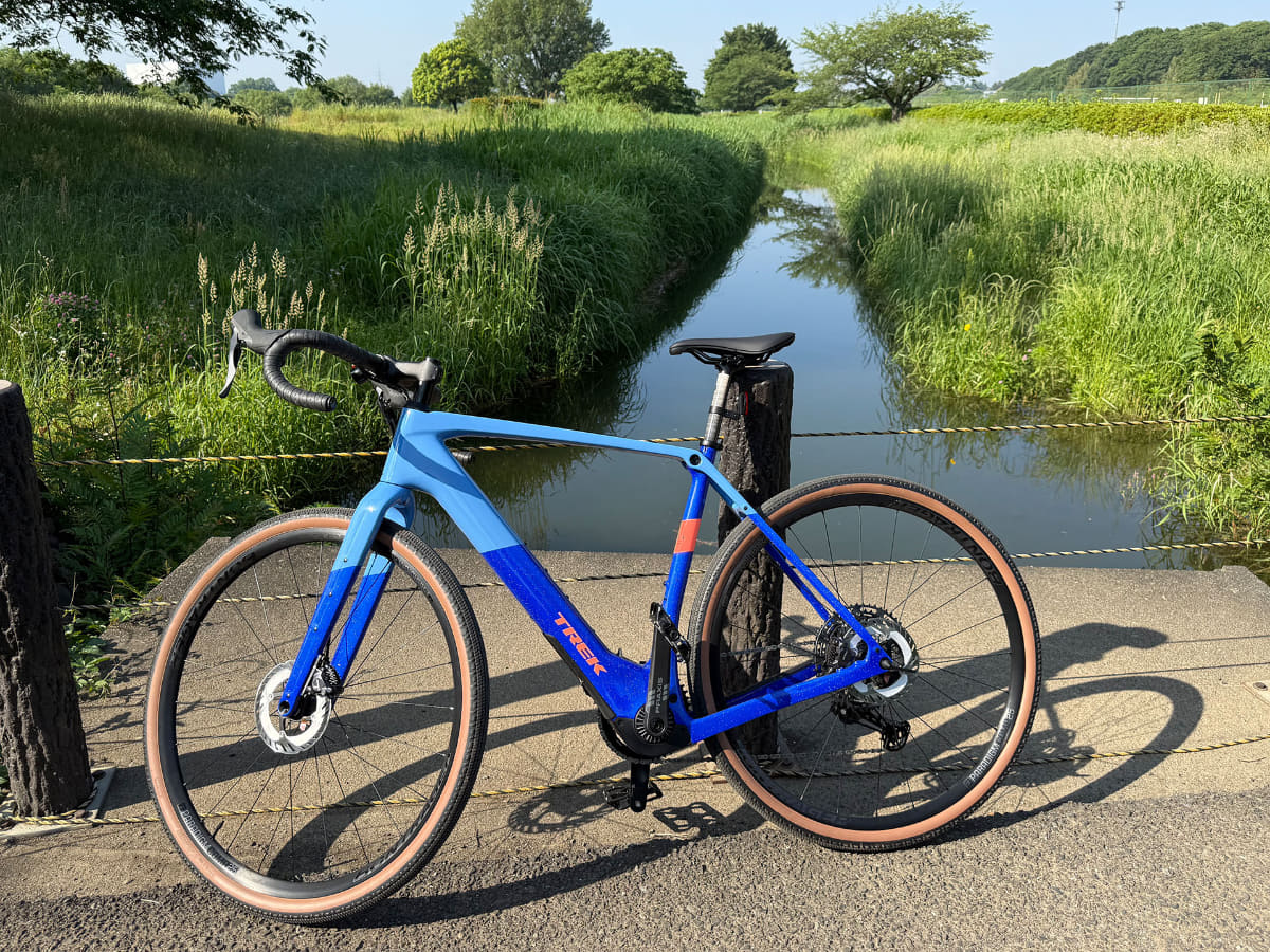 速さはロードバイク級、乗り心地のよさはMTB似、坂道をものともしないアシストと低ギア比で、ライダーへの負担が少なく遠くまで走れます。どこを走ってもとても楽しいe-bikeです