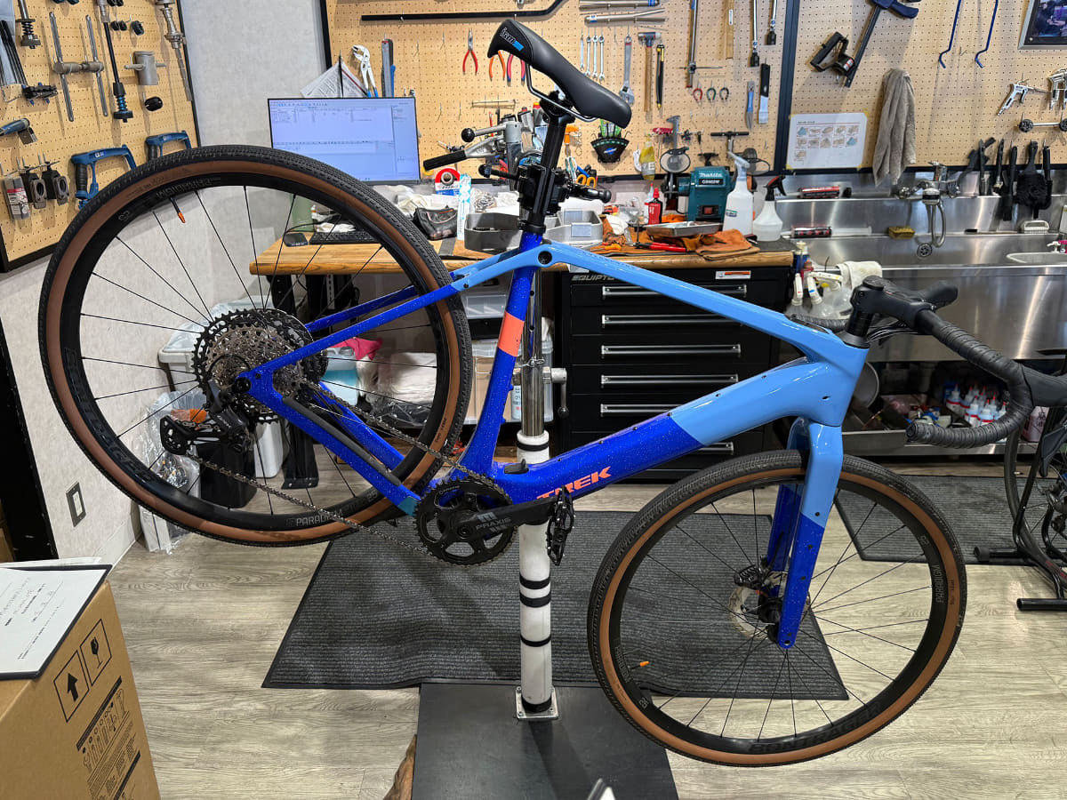 常用ショップのバイクプラス所沢店にCheckpoint+ SL 5を持ち込みました。スタッフの知識や技術のレベルが非常に高く、安心してスポーツ自転車を任せられます