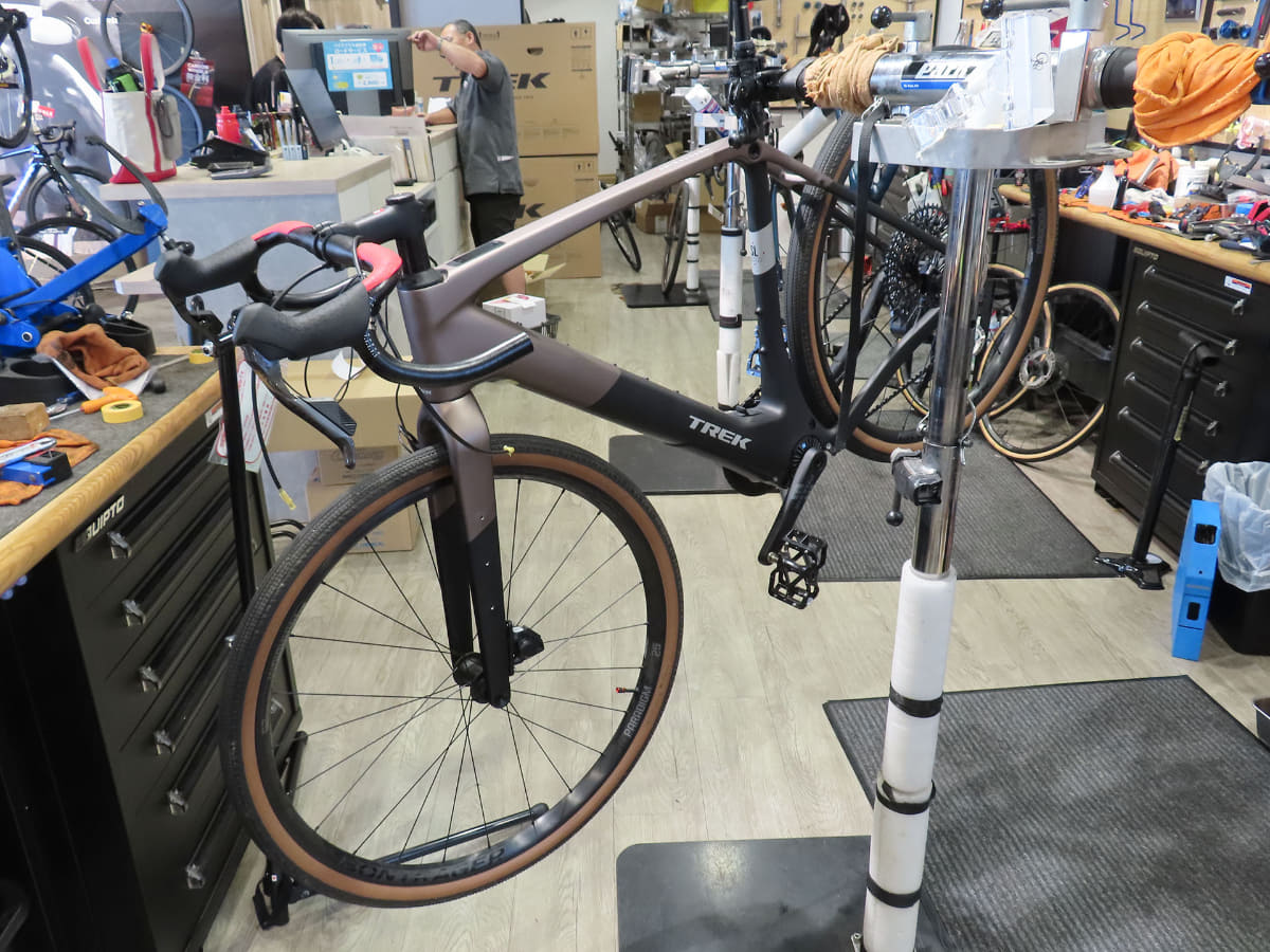 バイクプラス所沢店でフレーム交換中の様子