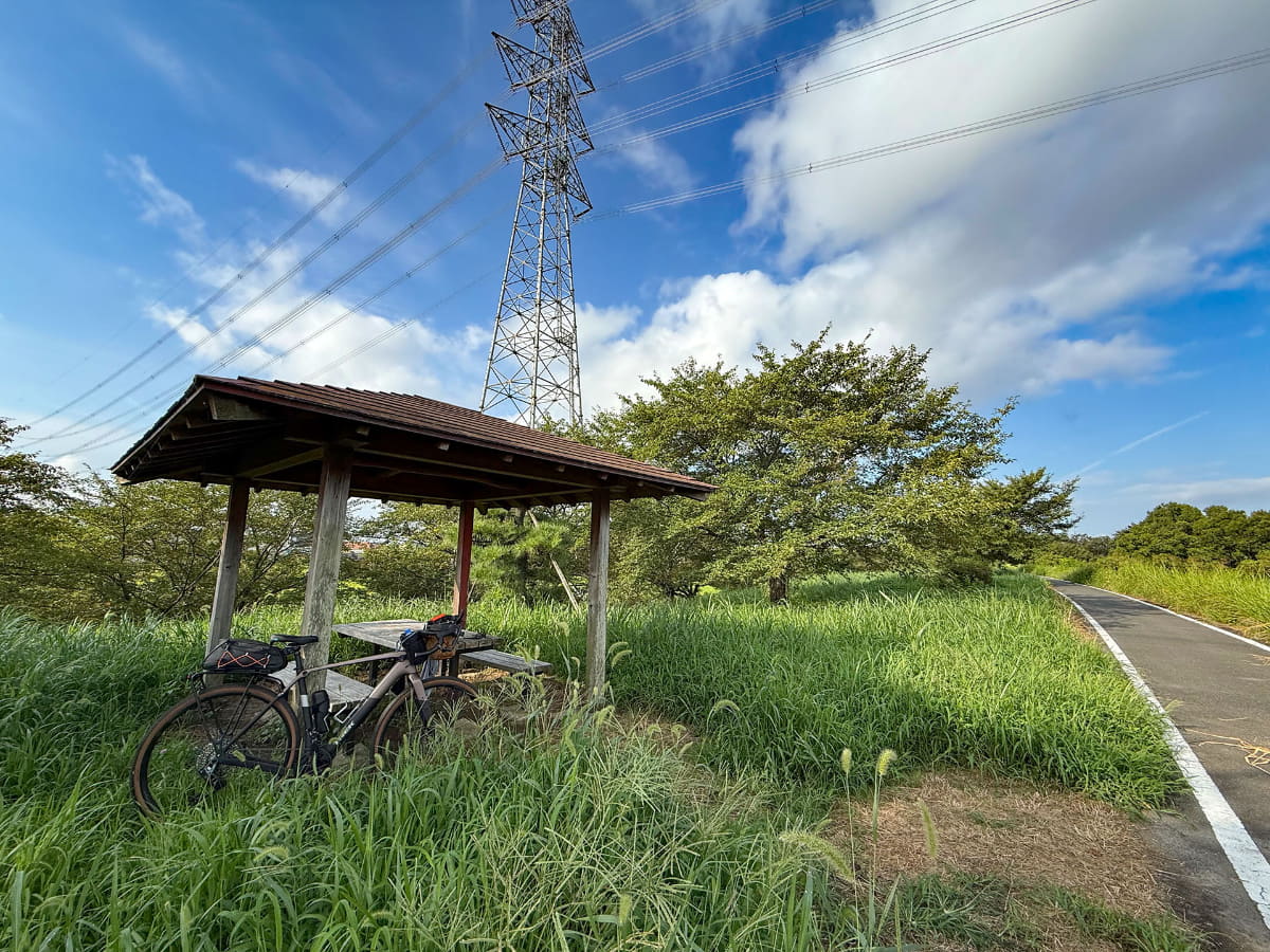 Checkpoint+ SL 5で真夏のサイクリング。写真は帰途ですが、時間は午前7時半頃。暗いうちから走り出して、暑くなる前に帰宅するという作戦です。ただ日が十分昇る前は湿度が非常に高いので、汗はたっぷりかいてしまいます