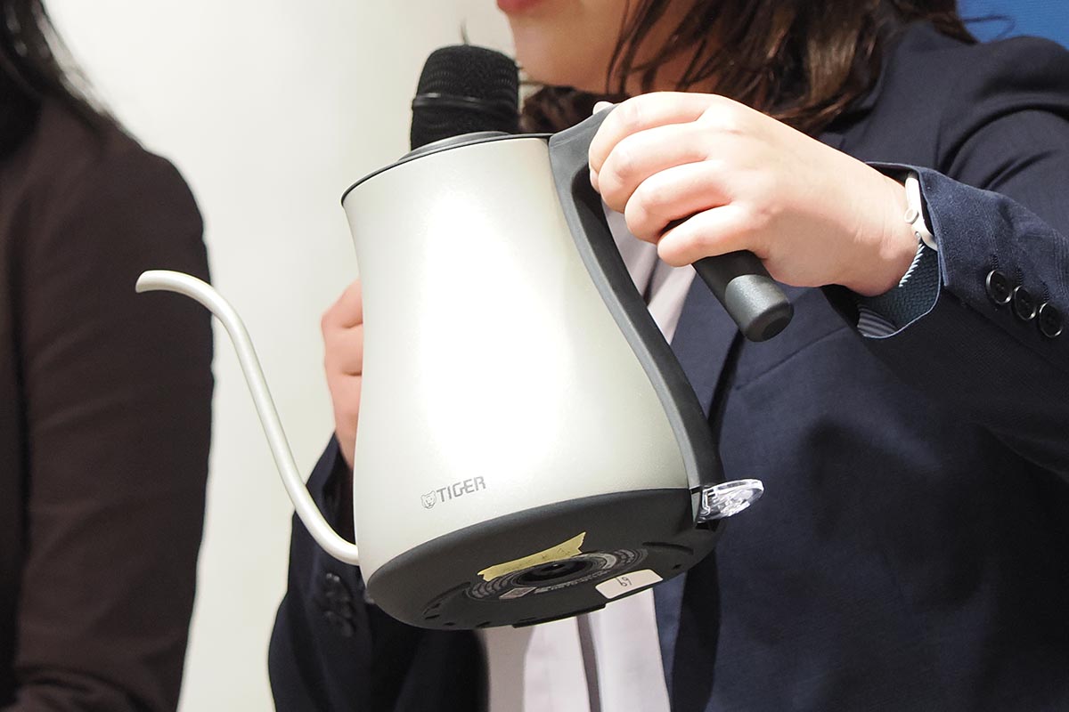 手に持った自然な傾きの状態から、大きく起こす必要がなく軽い力で注ぎの適切なポジションにできるという