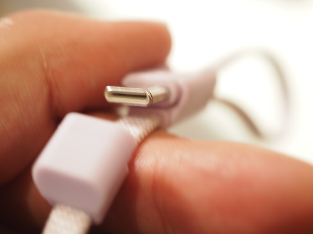 ストラップはUSB Type-Cケーブルが採用されている