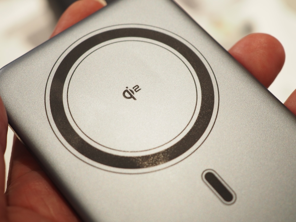 スマートフォンの背面にピタッと貼り付けるだけでコードレスで充電が行なえる