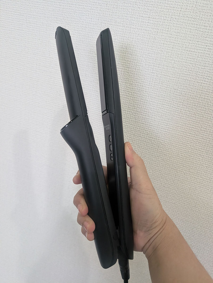 パナソニックは大きめで、持ってみると少々重い
