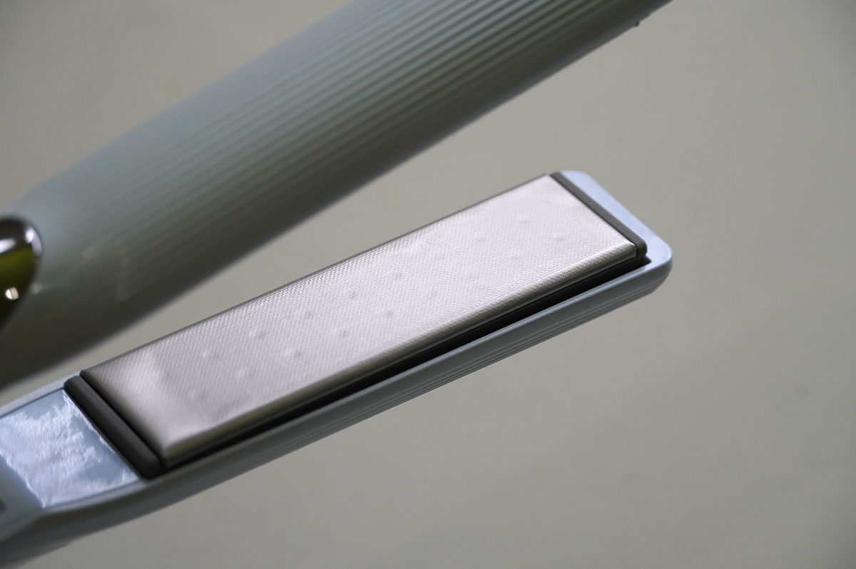 プレートのサイズは実測で約90×22mm