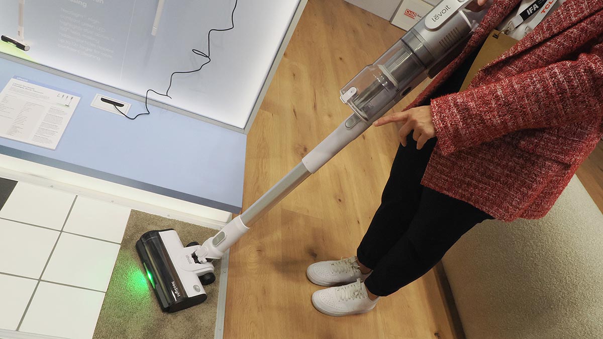 スティック型掃除機の「VortexIQ Pro」。緑色のLEDライトでホコリが見やすくなるように照らします