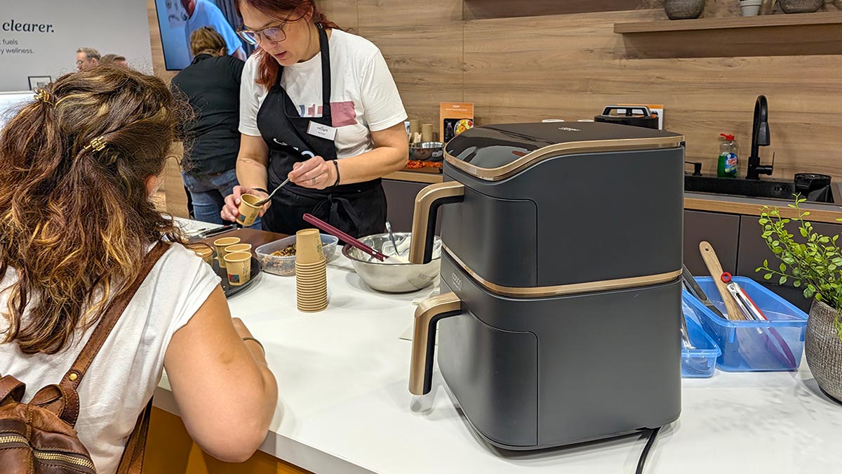 COSORIのノンフライヤーによる実演と試食のコーナーも人気