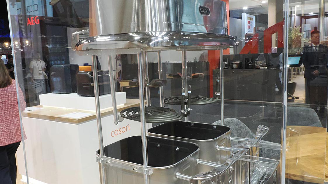 ICONIC DUALの展開イメージ。左右に独立したモーターを配置。内部に熱風を循環させて調理する構造を採用しています