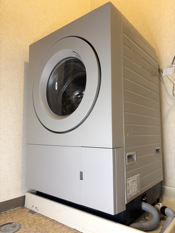 パナソニック「ななめドラム洗濯乾燥機 NA-SD10HBL」。洗濯10kg、乾燥5kg。防水パンを見てわかるように、奥行きもコンパクト