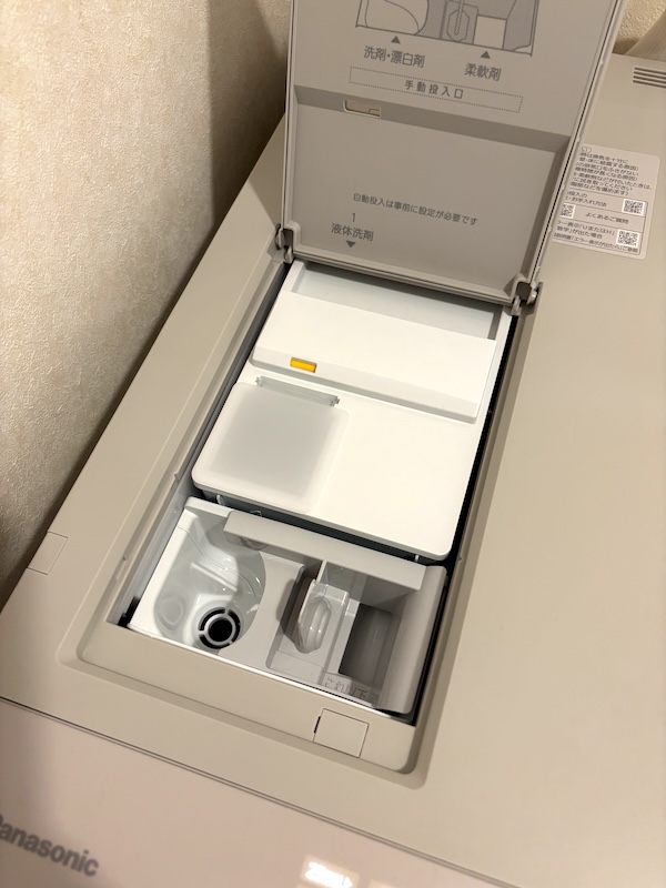 液体洗剤のタンク容量は1,780mlと業界最大。手前側が洗剤・漂白剤と柔軟剤の手動投入口