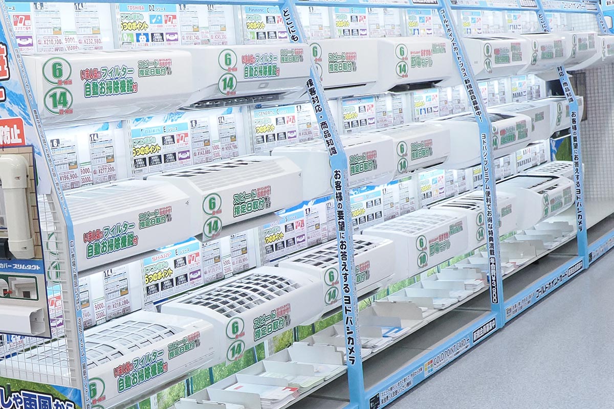 エアコン価格は省エネ基準の改正で新基準対応モデルは価格が上がる傾向。しかし一部メディアが騒ぐほどではなかった?<br><span class="fnt-70">写真は売り場のイメージであり、特定の店舗とは関係ありません</span>