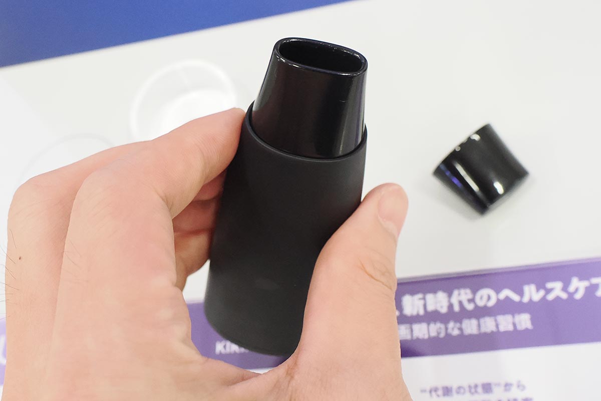 本体先端をくわえる