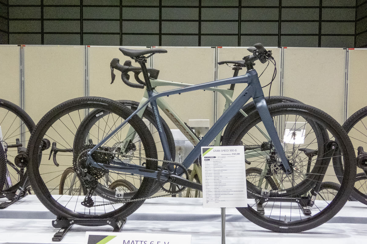 クロスバイク「GRANSPEED 300-D」の価格は165,000円。グラベルを意識した仕様になり、フィットネスバイクから都会派オールラウンドバイクへシフト