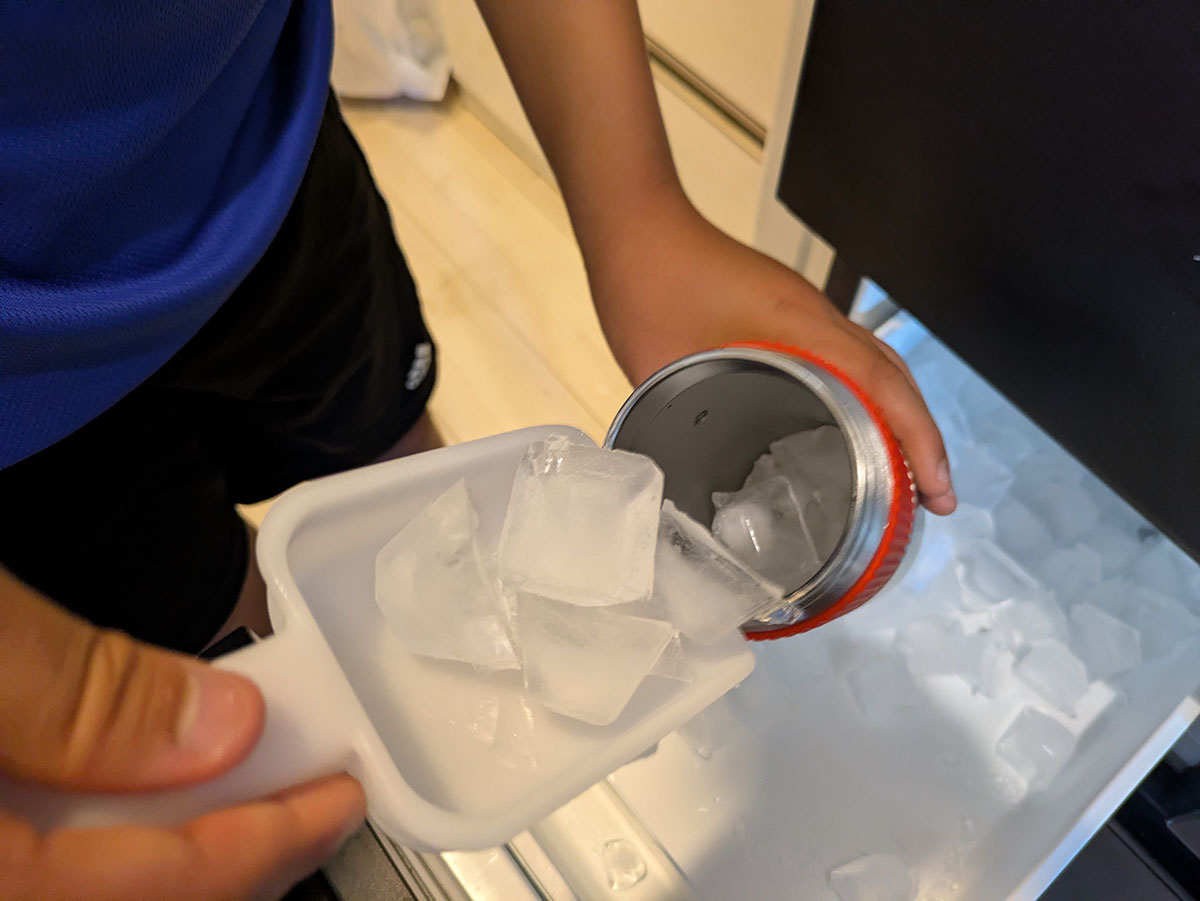 上部のフタを外して氷を入れます