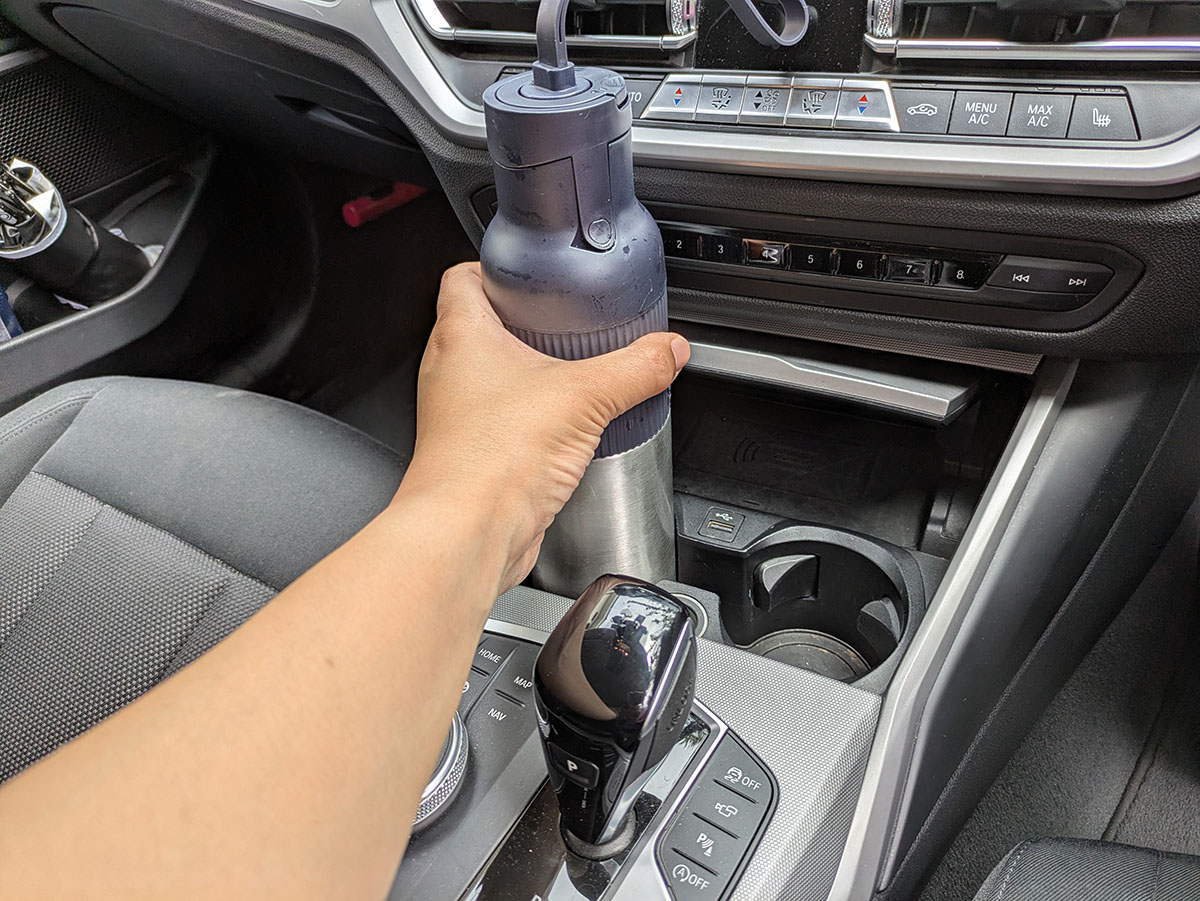 車のドリンクホルダーに入るサイズ。片手で飲めるのでドライブのお供にピッタリ