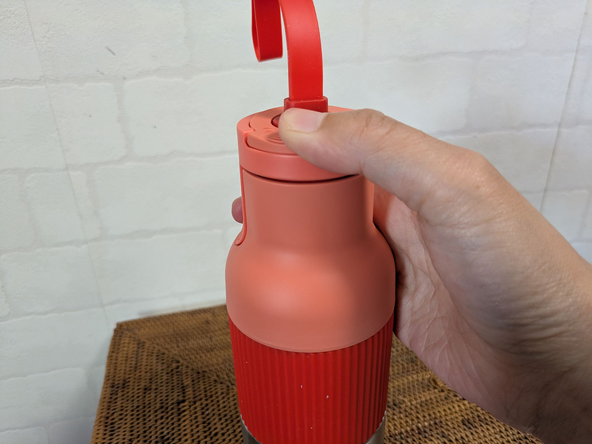 本体のフタを指で押します