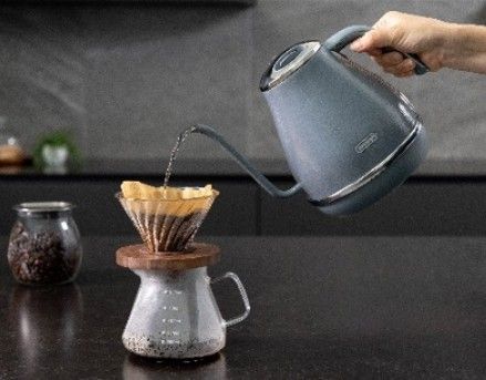 細口形状の注ぎ口で1杯1杯を丁寧に淹れられる