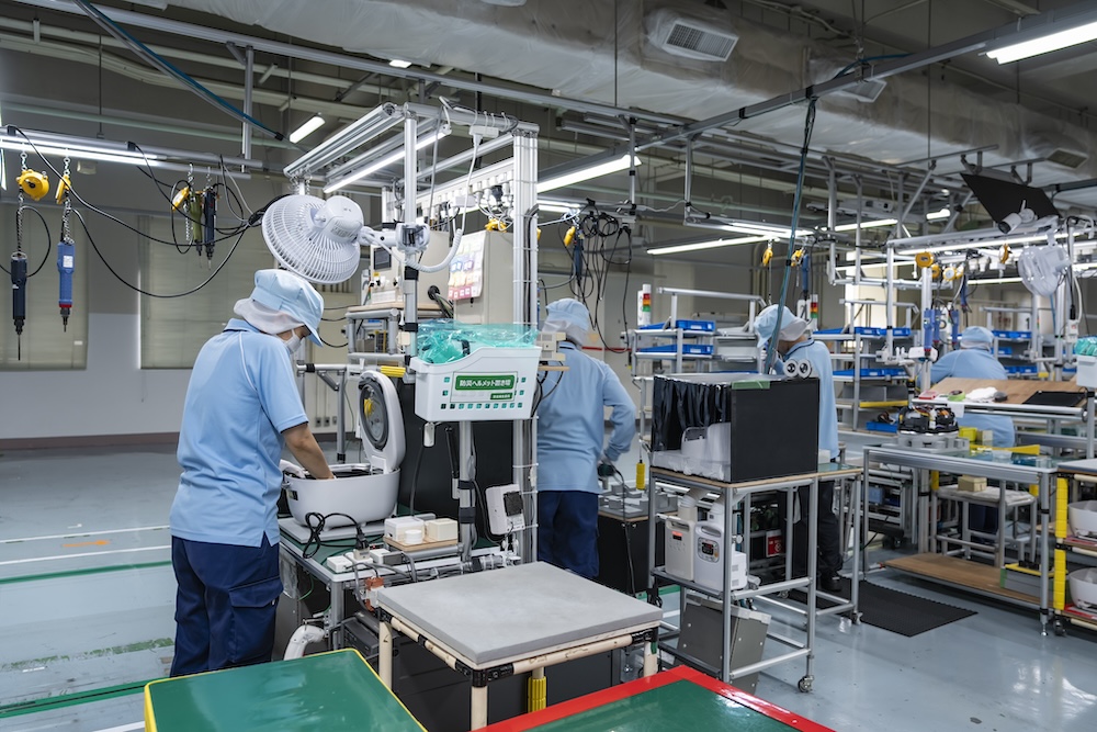 一つ一つ寸法の異なる土鍋を扱うため、手作業での組み立てが多い