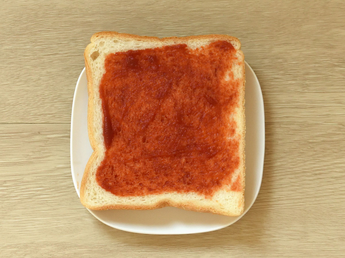 トマトケチャップを塗ります