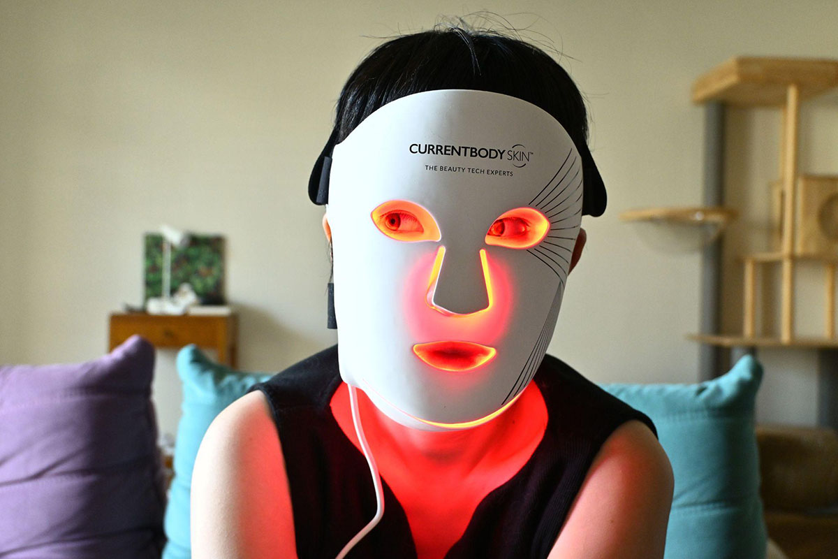 赤く光るマスクの下はいかに……? LEDマスク約2カ月使ってみた