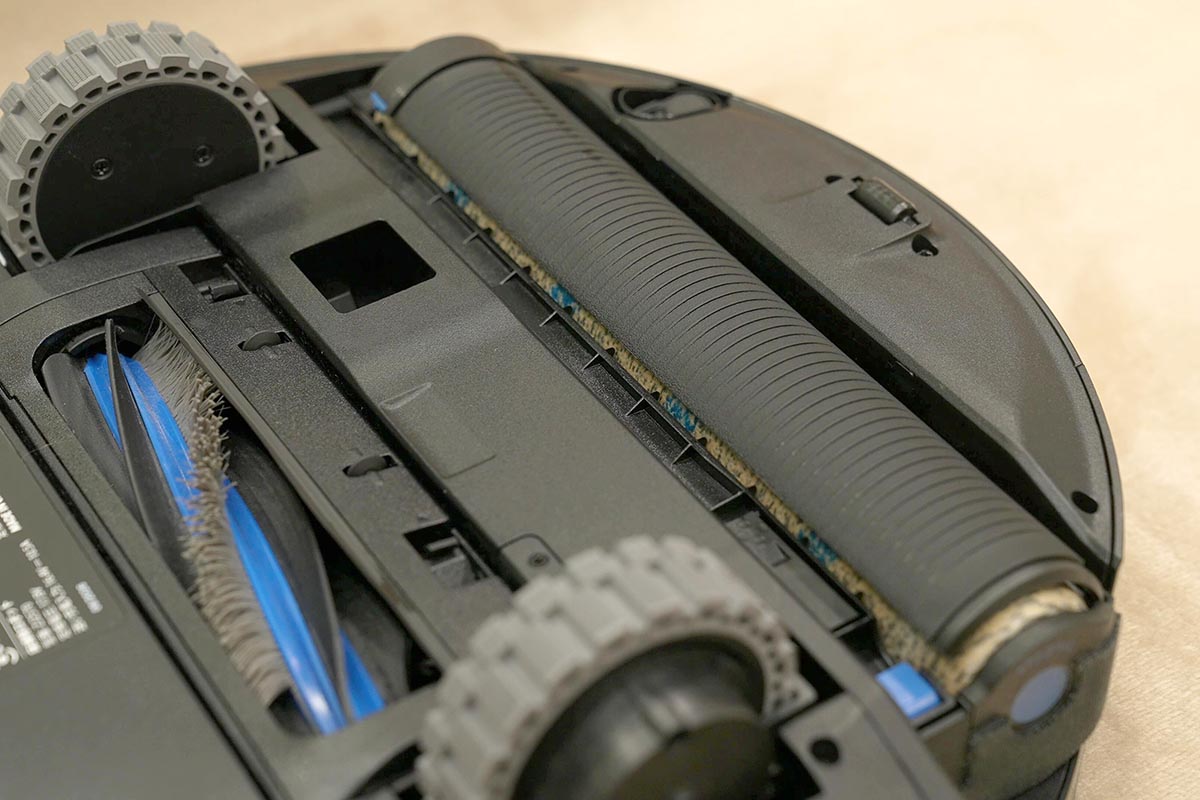カーペット清掃時は自動で水拭き用ローラーモップにカバーがかかり、カーペットが濡れるのを防ぐ