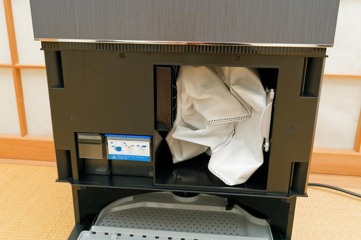 洗浄液はゴミ収集パックの隣に見える個別のタンクに注入
