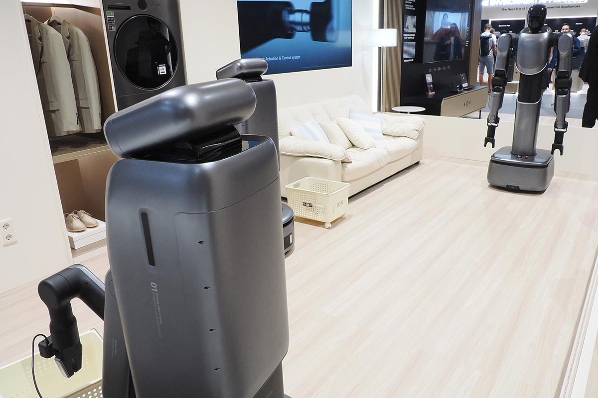 ヒューマノイドロボットはオールラウンダータイプのECHO P1(奥)とホームランドリーケアに特化したECHO S1(手前)を実演