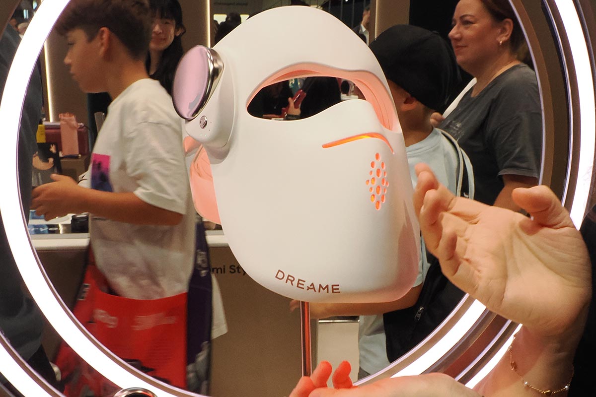 LED照射するマスク型のフェイスケア製品Chrona Ultra