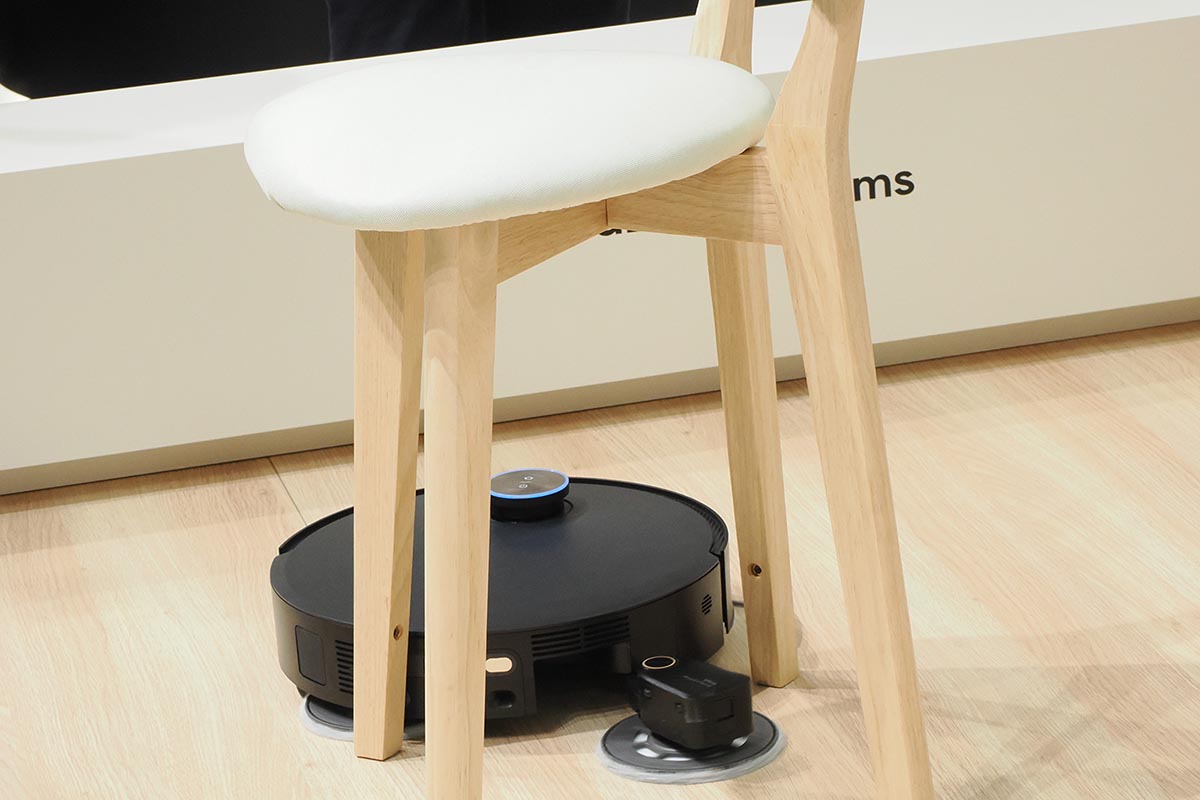 ロボット掃除機のX60。本体から伸びるブラシで、椅子やテーブルの脚もとまで細かく掃除します