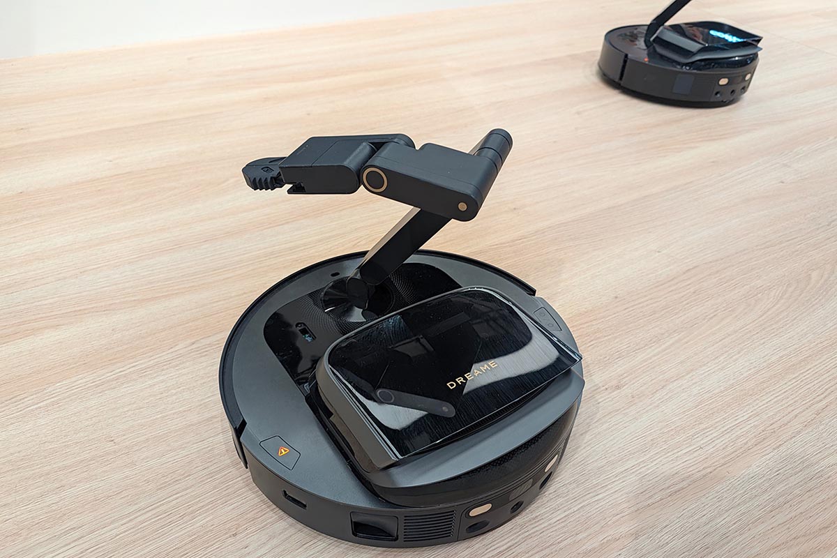 Cyber 10 Ultraは掃除に必要なアームの種類を自律的に判断しながら交換もできるロボット掃除機として紹介