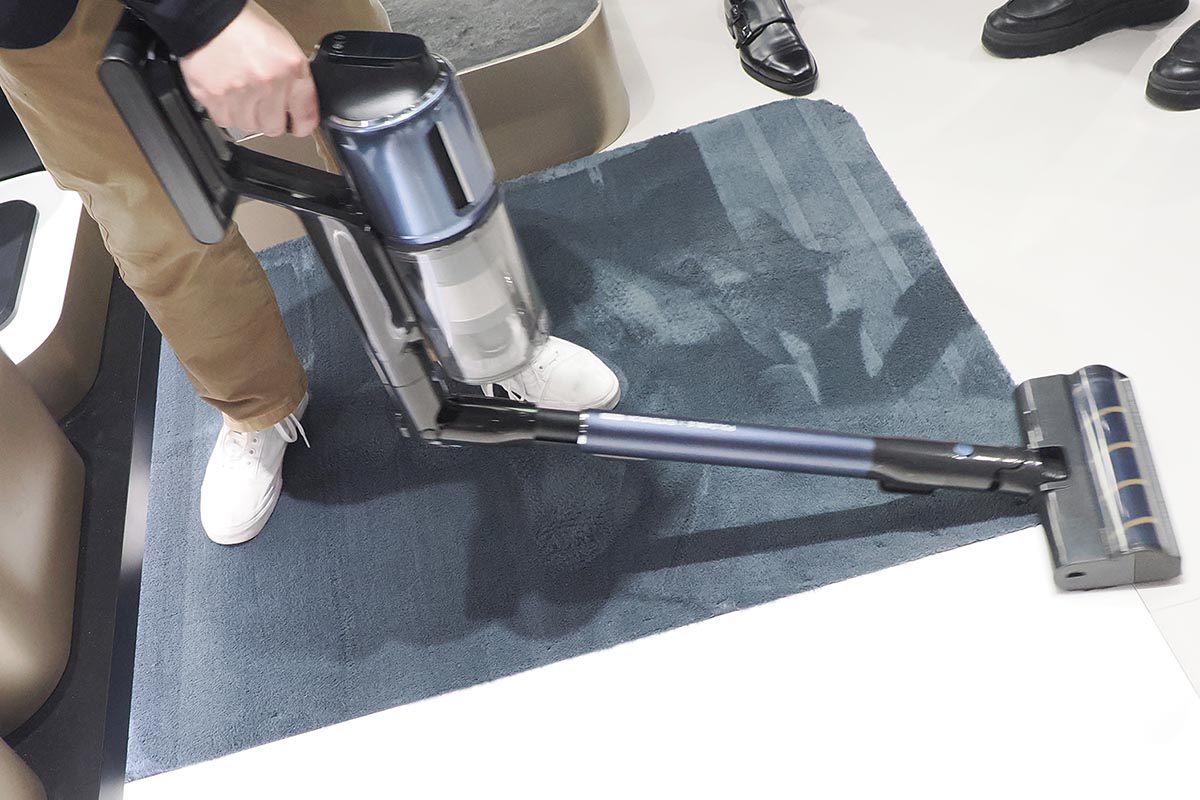 大きな家具の足もとに入り込めるFlexible & Foldable Tube機構を持つZ40 Pro