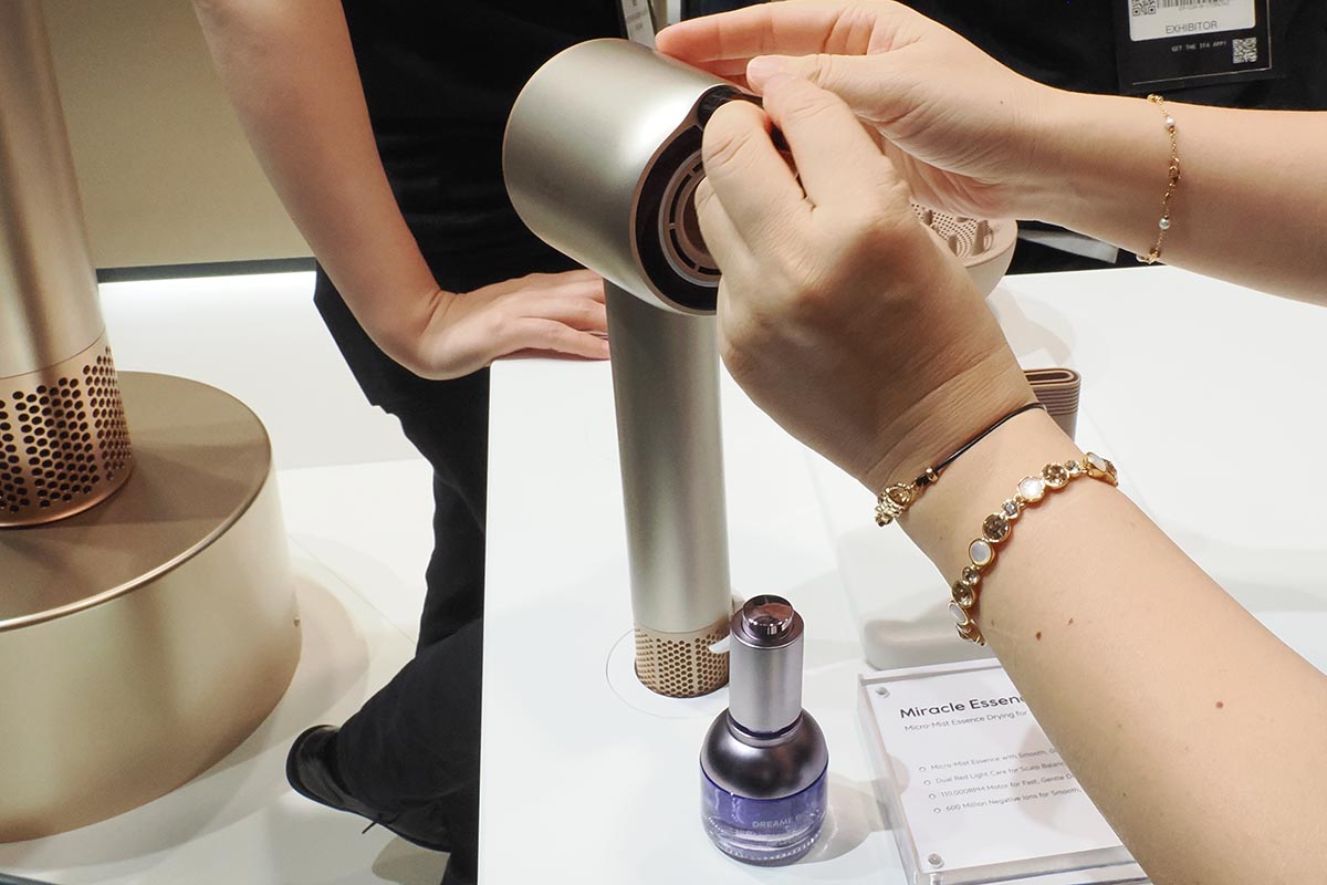 トリートメントオイルのカートリッジを装填できるドライヤーのMiracle Essence