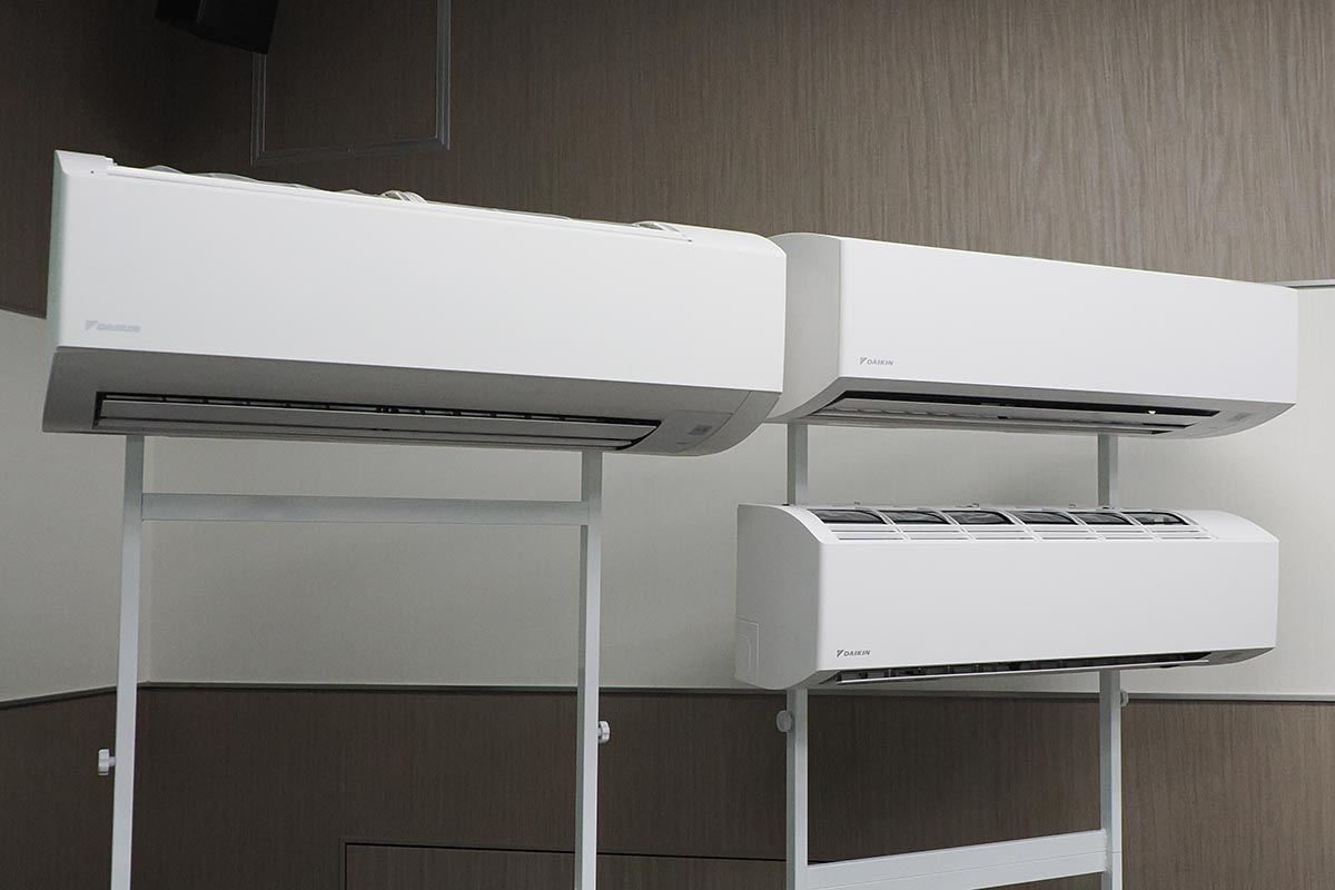 2027年モデルのミドル～スタンダードモデル。左がF/C/Eシリーズの3.6kW～5.6kWモデル。右下がコンパクトなEシリーズの2.2kWモデル。右上がF/C/Eシリーズの2.2kW～2.8kWモデル(Eシリーズ2.2kWを除く)