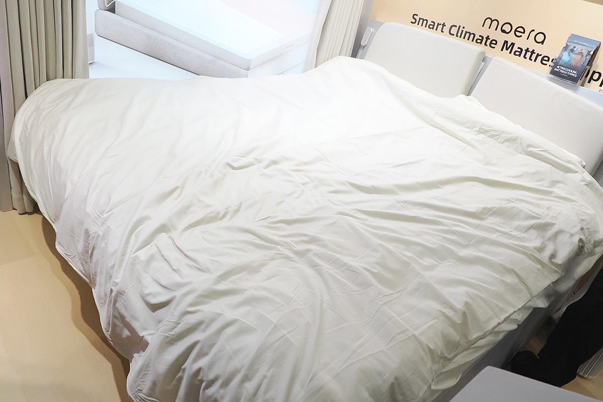 moera mattress topperを置いたベッド