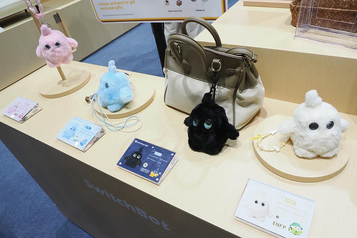 ちいさなぬいぐるみのようなおしゃべりロボット「KATAフレンズ mini」。4色のロボットは、それぞれに性格も少しずつ違っています
