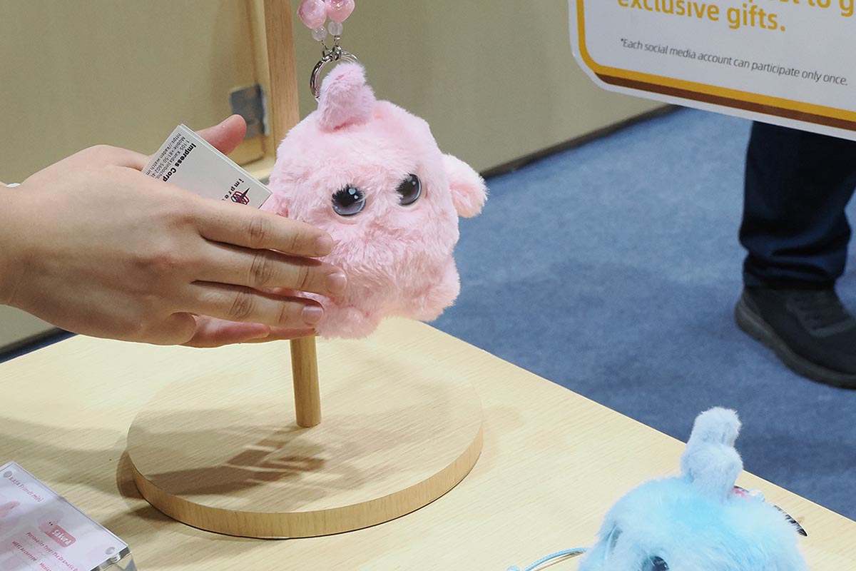 おなかをさすってあげると、瞳を動かしながら喜びます
